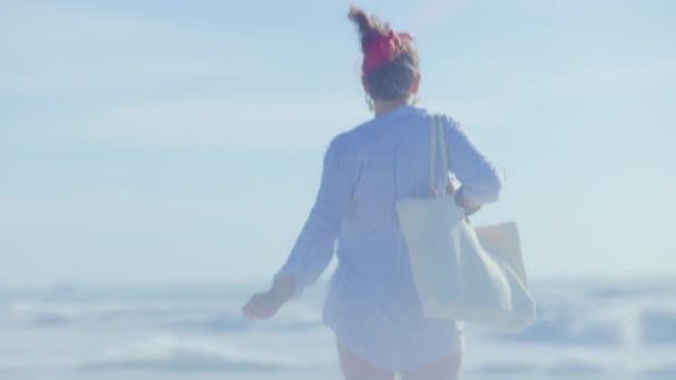 Beyaz Saman Çantalı Orta Yaşlı Bir Kadın Kumsalda Neşe Içinde — Stok video