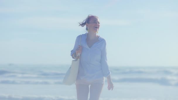 快乐优雅的中年妇女 带着白色稻草袋 在海滩玩乐 — 图库视频影像