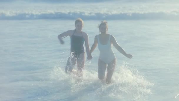 快乐的现代母亲和孩子们在海滩上玩得开心 — 图库视频影像