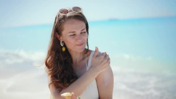 Retrato Mujer Años Sonriente Elegante Playa Ropa Playa Blanca Aplicando — Vídeo de stock