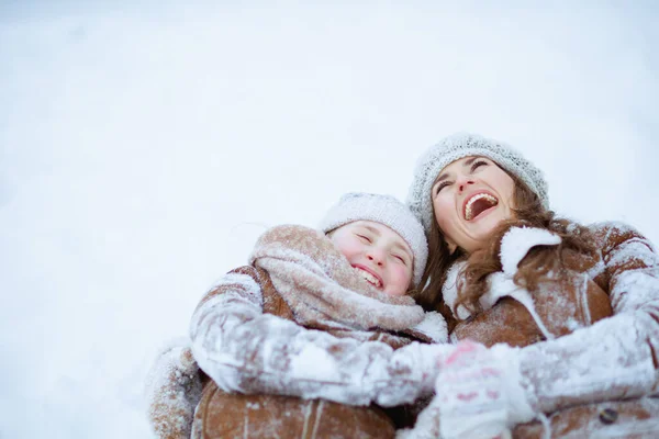 Glimlachende Stijlvolle Moeder Kind Jas Hoed Sjaal Wanten Liggend Sneeuw — Stockfoto