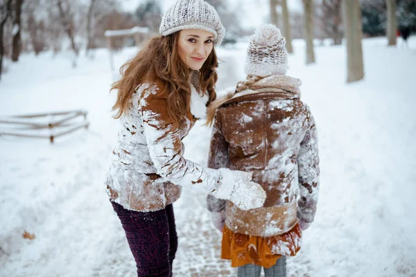 Üzücü Zarif Anne Çocuk Palto Şapka Eşarp Eldivenlerle Kışın Şehir — Stok fotoğraf