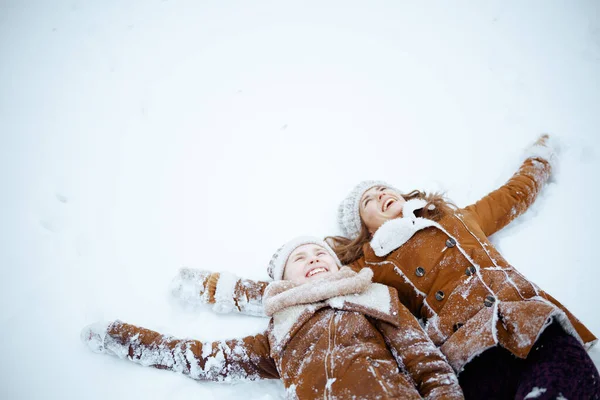 Усміхнена Сучасна Мати Дитина Пальто Капелюсі Шарфі Рукавицях Роблять Сніговий — стокове фото