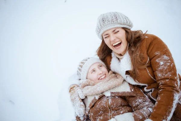 Glimlachende Moderne Moeder Dochter Jas Hoed Sjaal Wanten Liggend Sneeuw — Stockfoto