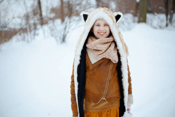 Portret Uśmiechniętej Stylowej Dziewczyny Płaszczu Kapeluszu Szaliku Rękawiczkach Świeżym Powietrzu — Zdjęcie stockowe