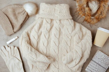 Şapka, eşarp, eldiven ve süveterle yatıyordu..