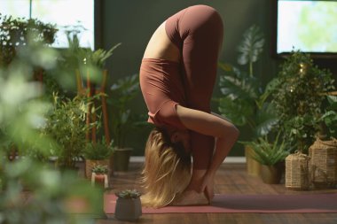 Modern yeşil evde modern ev hanımı esniyor..