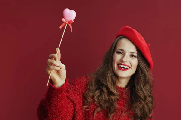 情人节快乐 穿着红衫 头戴贝雷帽 快乐而时尚的女人 — 图库照片