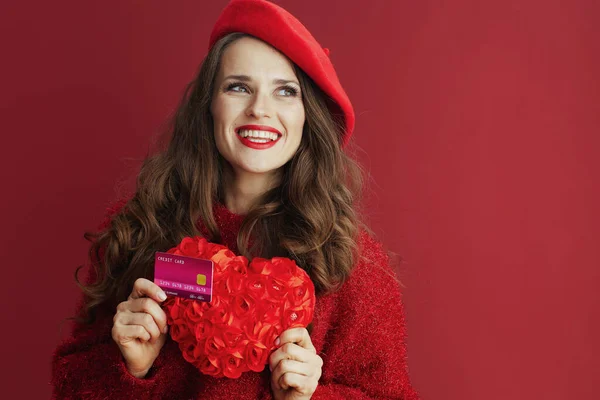 Fijne Valentijn Pensive Stijlvolle Vrouw Rode Trui Baret Met Rood — Stockfoto