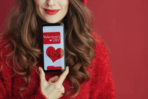 Glad Valentine Närbild Medelålders Kvinna Med Långt Vågigt Hår Smartphone — Stockfoto