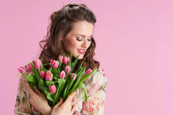 リラックスしたスタイリッシュな女性で花のドレスでチューリップ花束ピンク — ストック写真