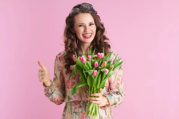 Счастливая Стильная Женщина Длинными Волнистыми Волосами Брюнетки Тюльпанами Букет Показывающий — стоковое фото