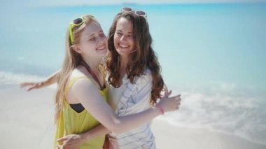 Mutlu modern anne ve çocuk sahilde kılık değiştirip eğleniyor.