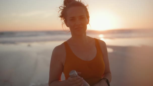Sorridente Mulher Fitness Corredor Roupas Fitness Com Garrafa Água Praia — Vídeo de Stock