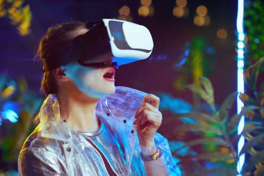 VR gözlüklü, sanal gerçeklikte şaşırtıcı stil sahibi bir kadın..