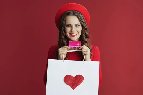 Glad Valentine Glad Elegant Kvinna Röd Klänning Och Basker Isolerad — Stockfoto