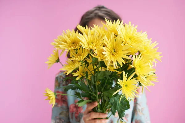 Mulher Elegante Vestido Floral Escondido Atrás Flores Amarelas Crisântemos Contra — Fotografia de Stock