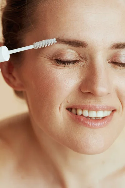 Smiling Young Woman Brow Brush — Stock Photo, Image