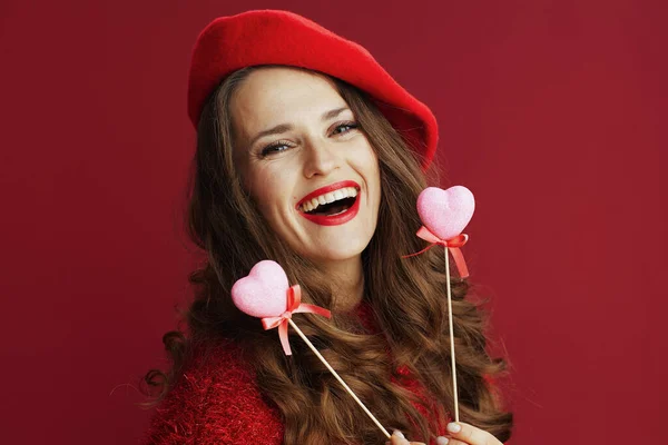 Glad Valentine Leende Trendig Medelålders Kvinna Röd Tröja Och Basker — Stockfoto