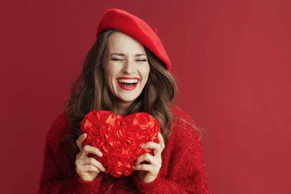 Szczęśliwych Walentynek Szczęśliwy Stylowy Średnim Wieku Kobieta Czerwonym Swetrze Beret — Zdjęcie stockowe