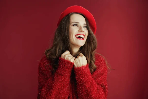 Szczęśliwych Walentynek Uśmiechnięta Letnia Kobieta Długimi Falowanymi Włosami Czerwonym Swetrze — Zdjęcie stockowe