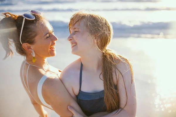Glücklich Moderne Mutter Und Teenager Tochter Strand Badeanzug Spaß Haben — Stockfoto