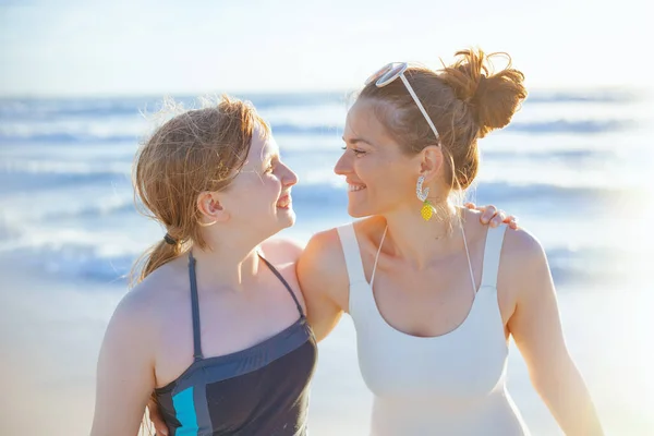 Glücklich Moderne Mutter Und Teenager Tochter Strand Bademode Spaß Haben — Stockfoto