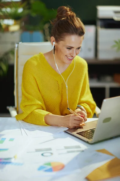 Leende Trendiga Medelålders Småföretagare Kvinna Gul Tröja Med Laptop Talar — Stockfoto