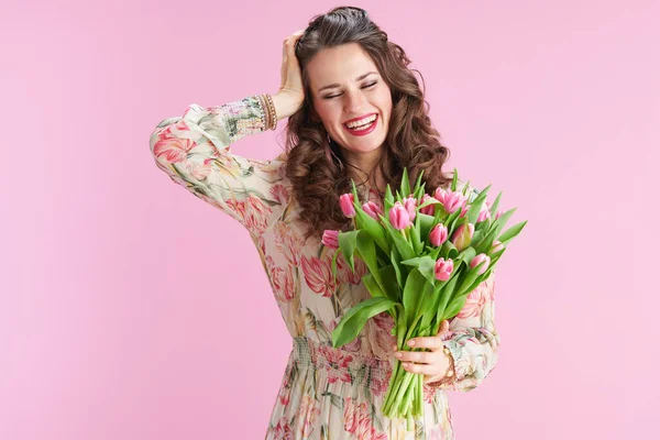 Весела Елегантна Жінка Квітковій Сукні Букетом Тюльпанів Ізольована Рожевому — стокове фото