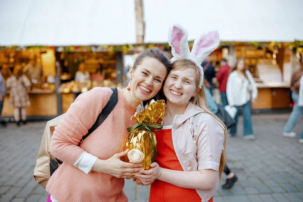 Paskalya Eğlencesi Şehrin Panayırında Altın Yumurta Taşıyan Genç Anne Kız — Stok fotoğraf
