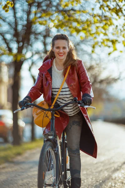 Feliz Elegante Fêmea Vermelho Capa Chuva Livre Cidade Andar Bicicleta — Fotografia de Stock