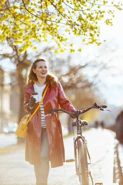 Sorrindo Elegante Mulher Meia Idade Casaco Chuva Vermelho Com Bicicleta — Fotografia de Stock