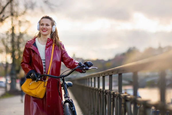 Sorrindo Elegante Mulher Anos Idade Capa Chuva Vermelha Com Bicicleta — Fotografia de Stock