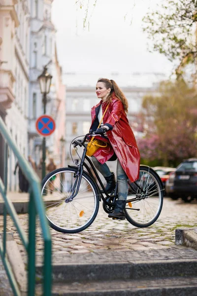 Mulher Moderna Capa Chuva Vermelha Livre Cidade Rua Andar Bicicleta — Fotografia de Stock