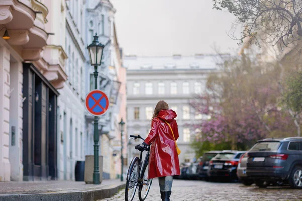 Visto Por Trás Mulher Casaco Vermelho Com Bicicleta Andando Livre — Fotografia de Stock