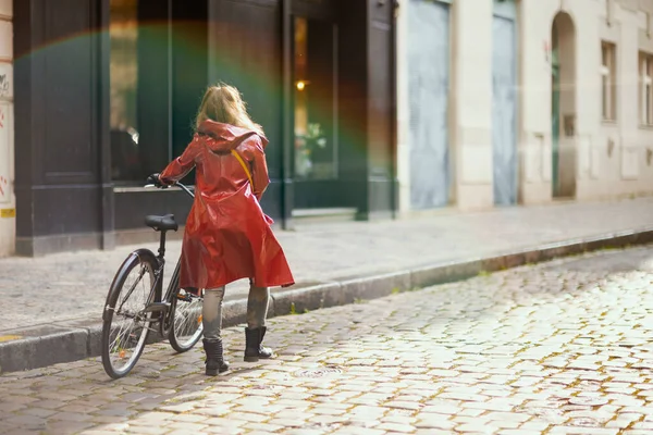 Visto Por Trás Mulher Casaco Chuva Vermelho Com Bicicleta Andando — Fotografia de Stock