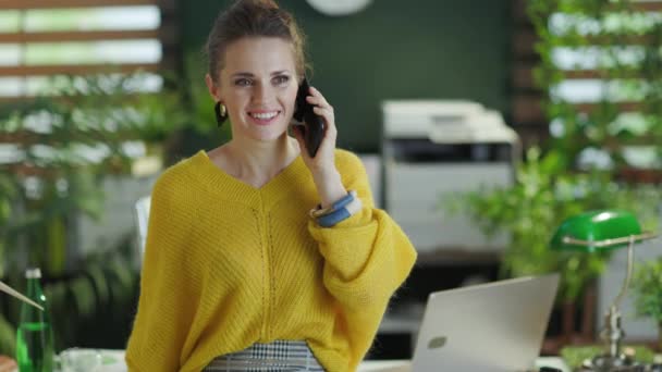 Lächelnde Kleinunternehmerin Mittleren Alters Gelbem Pullover Modernen Grünen Büro Die — Stockvideo