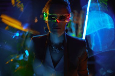 Modern kadın silueti metaevrende fütürist gözlükleri var..