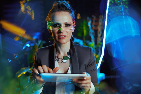 Trendy Business Woman Futuristic Goggles Using Tablet Virtual Reality — Foto de Stock