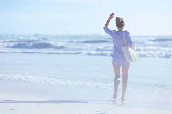 Seen Woman White Straw Bag Walking Beach — Zdjęcie stockowe