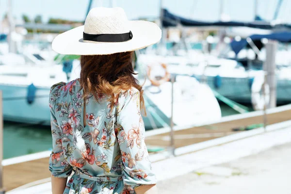 Seen Elegant Traveller Woman Floral Dress Hat Pier — Stock Photo, Image