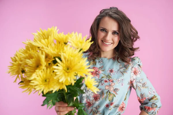 Smiling Young Female Long Wavy Brunette Hair Yellow Chrysanthemums Flowers — Stock Photo, Image