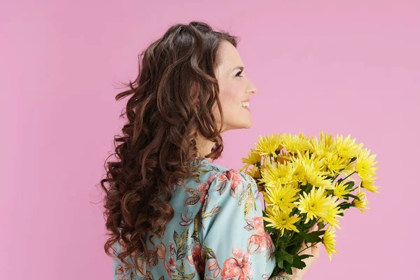 Lächelnde Junge Frau Floralem Kleid Mit Gelben Chrysanthemen Blüten Auf — Stockfoto