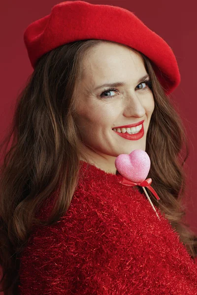 情人节快乐 穿着红色毛衣 头戴红帽子 面带微笑的时髦女人 — 图库照片