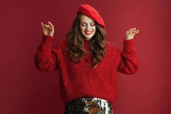 情人节快乐 穿着红色毛衣和贝雷帽跳舞的快乐时尚女人 — 图库照片