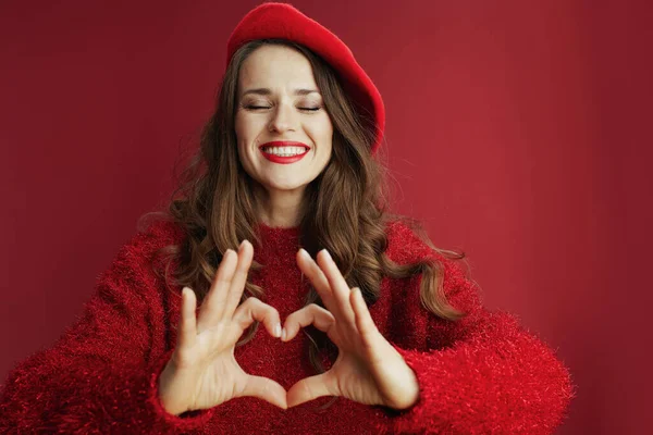 情人节快乐 红衫长发 头戴贝雷帽 手握心形手 快乐而时尚的女人 — 图库照片