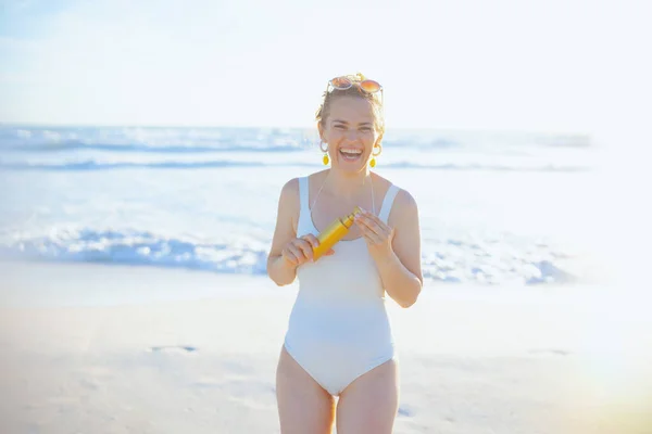 Happy Modern Woman White Swimsuit Sunscreen Beach — Stockfoto