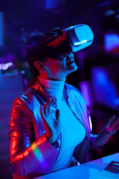 Neon Metaverse Futuristic Concept Smiling Stylish Woman Headset Exploring Metaverse — Stock fotografie