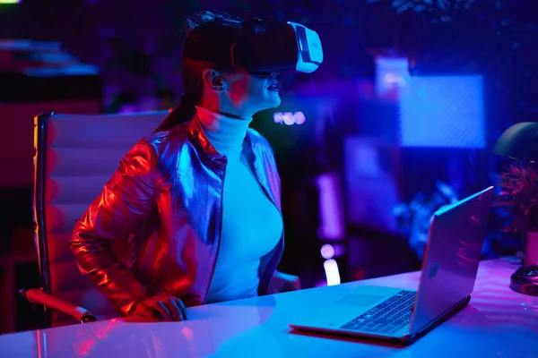 Neon Metaverse Futuristic Concept Modern Years Old Woman Virtual Reality — Stockfoto