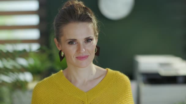 Tersenyum Trendi Kecil Pemilik Bisnis Wanita Dengan Sweater Kuning Melihat — Stok Video